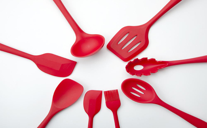 硅膠五金包膠廚具的使用注意事項和保養(yǎng)技巧 硅膠五金包膠廚具的使用注意事項和保養(yǎng)技巧