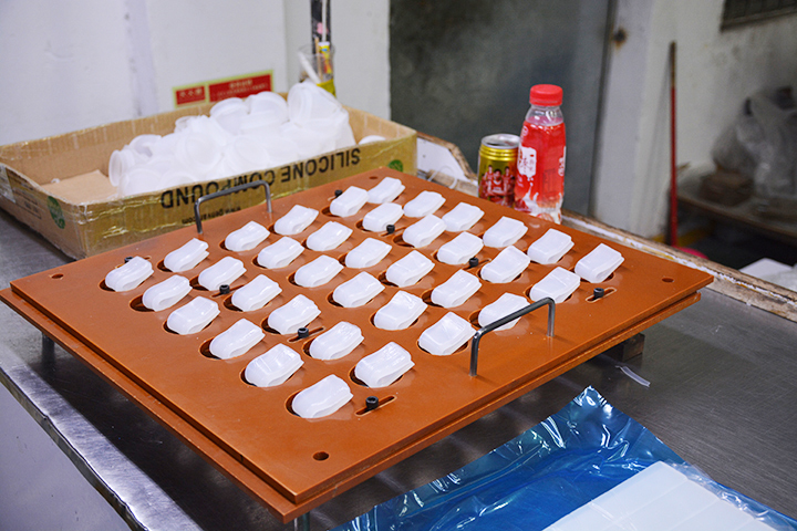 硅膠制品的生產(chǎn)工藝流程是怎樣的,硅膠制品是怎么生產(chǎn)出來的 硅膠制品的生產(chǎn)工藝流程是怎樣的,硅膠制品是怎么生產(chǎn)出來的