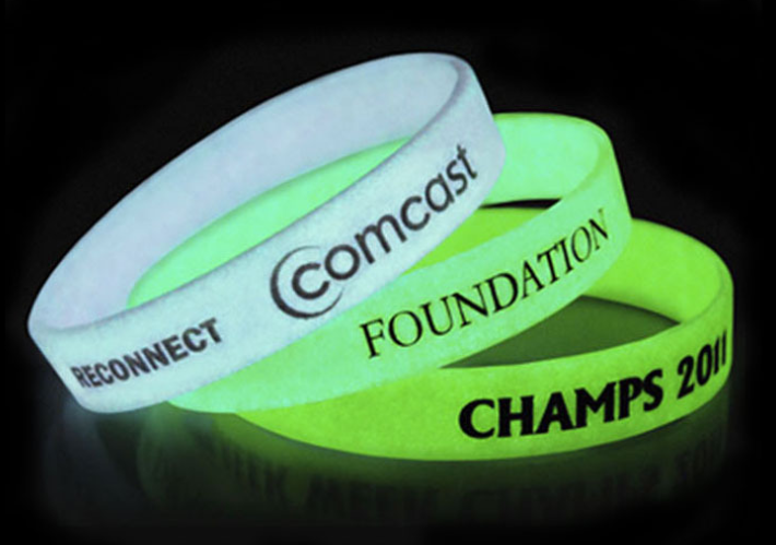 硅膠發(fā)光手環(huán)為什么會發(fā)光,夜光硅膠手環(huán)發(fā)光原理是什么,發(fā)光硅膠手環(huán)哪里可以定制 硅膠發(fā)光手環(huán)為什么會發(fā)光,夜光硅膠手環(huán)發(fā)光原理是什么,發(fā)光硅膠手環(huán)哪里可以定制