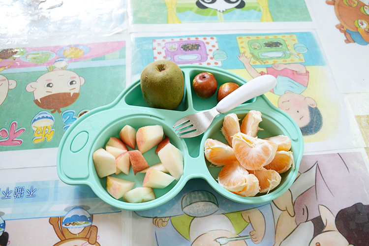 說(shuō)到性能方面硅膠餐具與塑膠PP材質(zhì)相提并論具有哪些差異呢？首先PP材質(zhì)遇高溫而融化，遇低溫而易破裂，遇氣候性影響以老化變色等現(xiàn)象